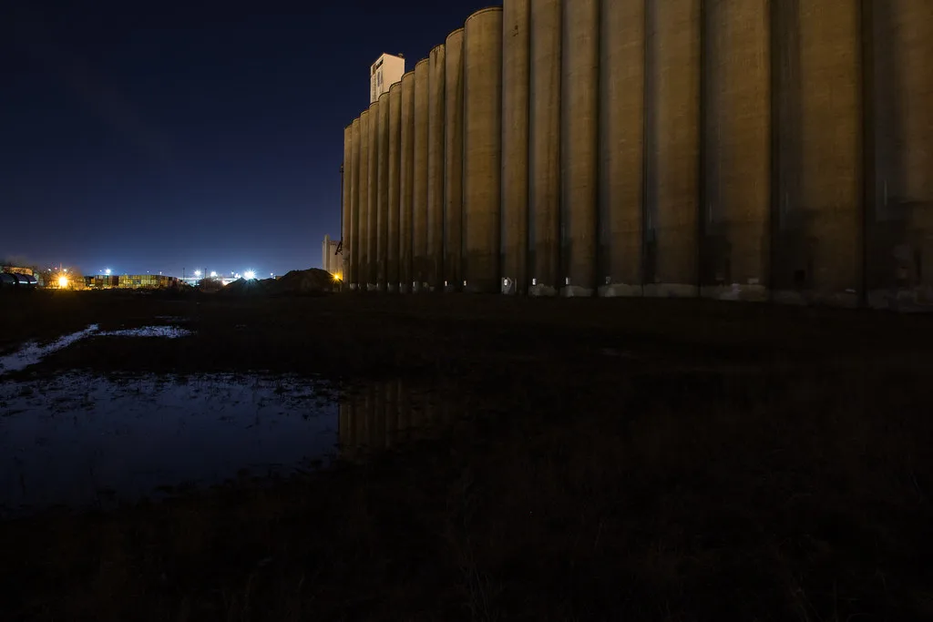 Silos de l'élévateur ADM à Minneapolis éclairés de nuit.