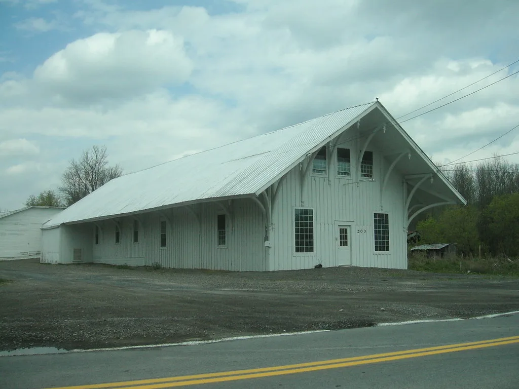 Ancienne gare O&W d'Earlville, bâtiment en bois clair à grand toit débordant.
