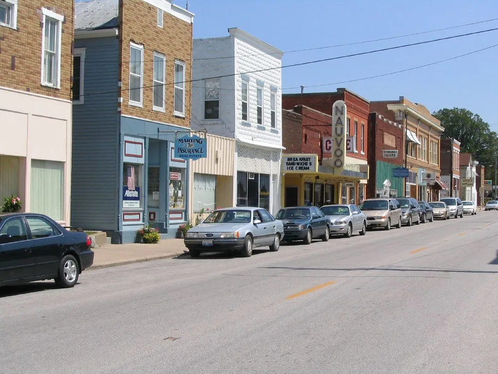 Façades commerciales et ancien cinéma dans le centre de Nauvoo.