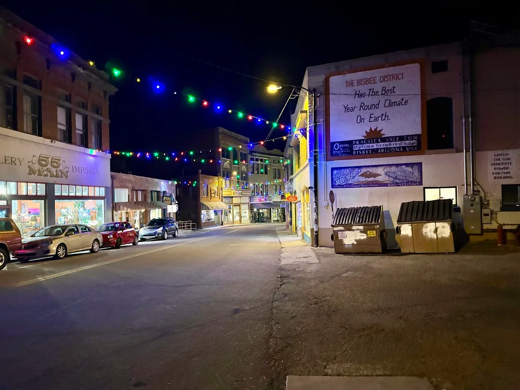 Main Street de nuit dans l'ancienne ville minière de Bisbee