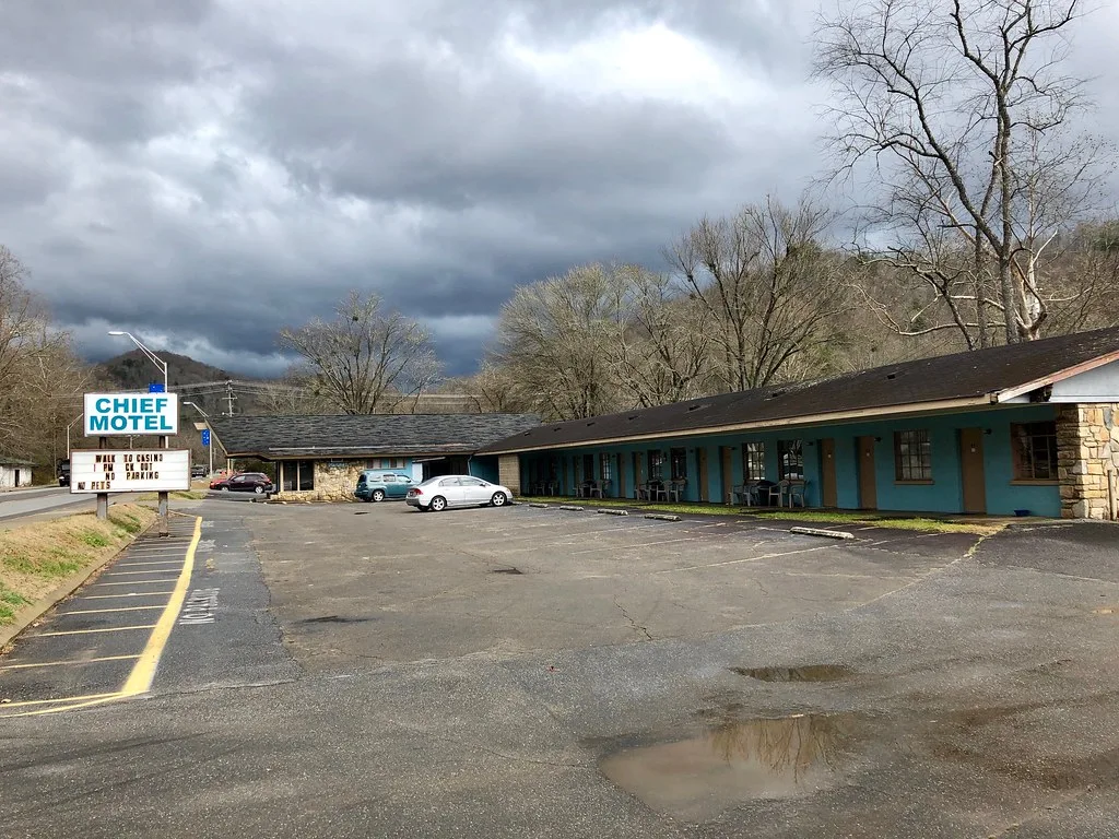 Low-rise Chief Motel building in Cherokee around its parking lot.