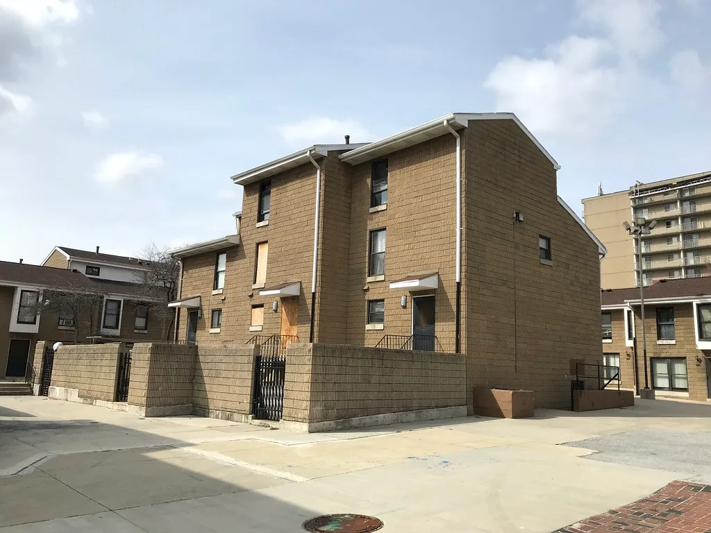 Bâtiments des Lester Morton Court Apartments à Baltimore, avec plusieurs ouvertures condamnées.